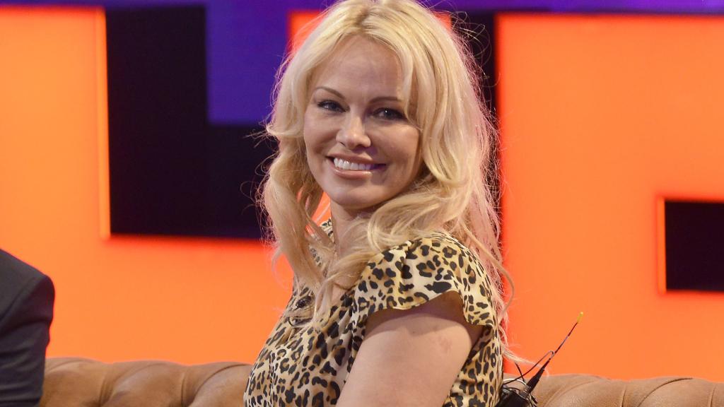 Pamela Anderson: Espero que el pueblo catalán pueda decidir y vivir cómo quieran