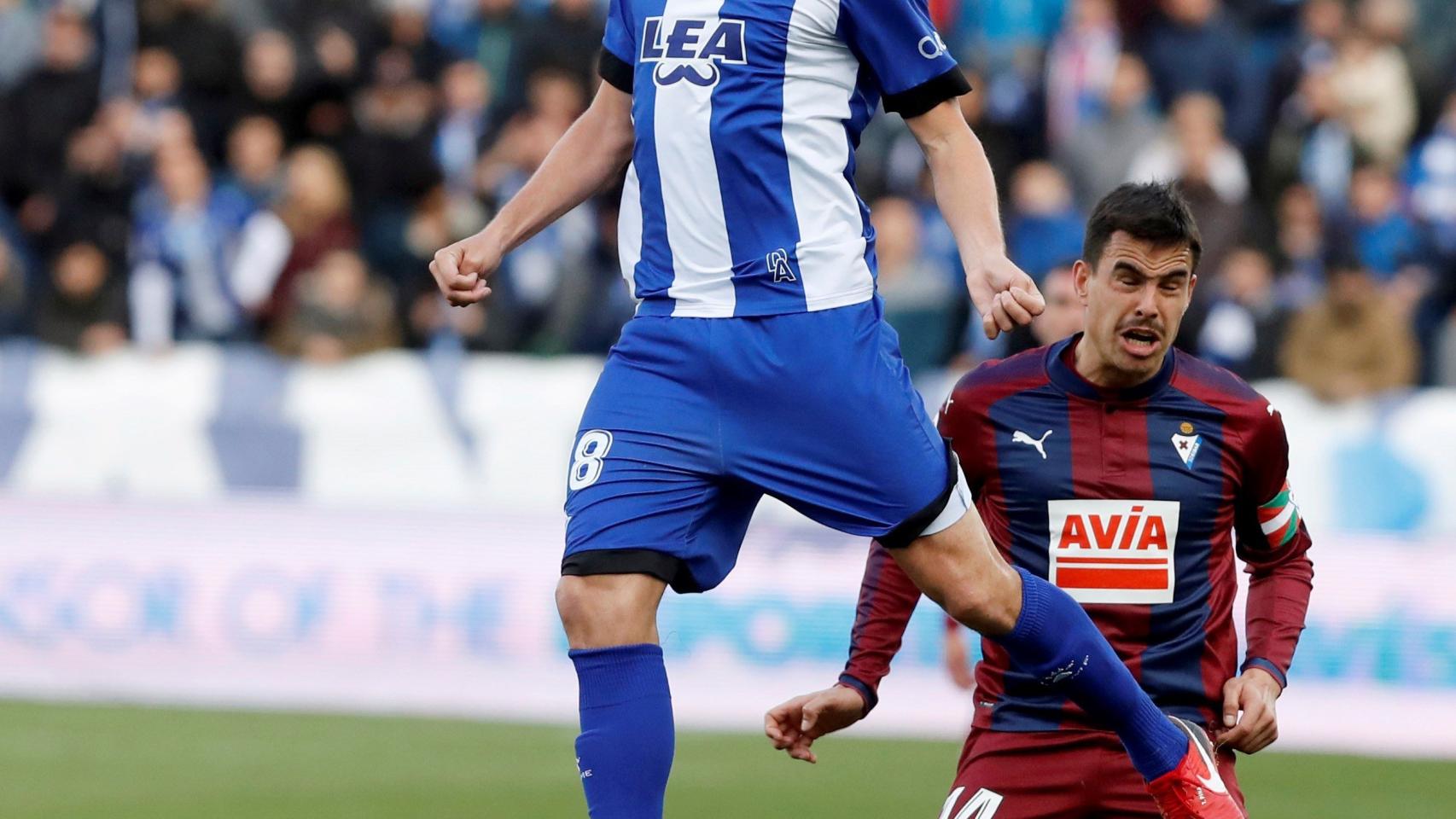 Tomás Pina lucha por un balón.