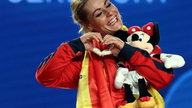 Lidia Valentín, campeona del mundo de Halterofilia, en el podio.