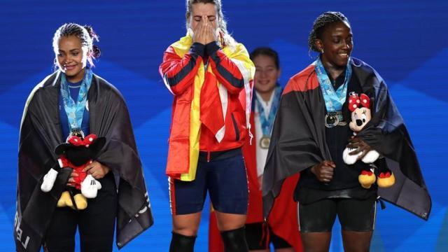 Lidia Valentín, envuelta en la bandera de España.