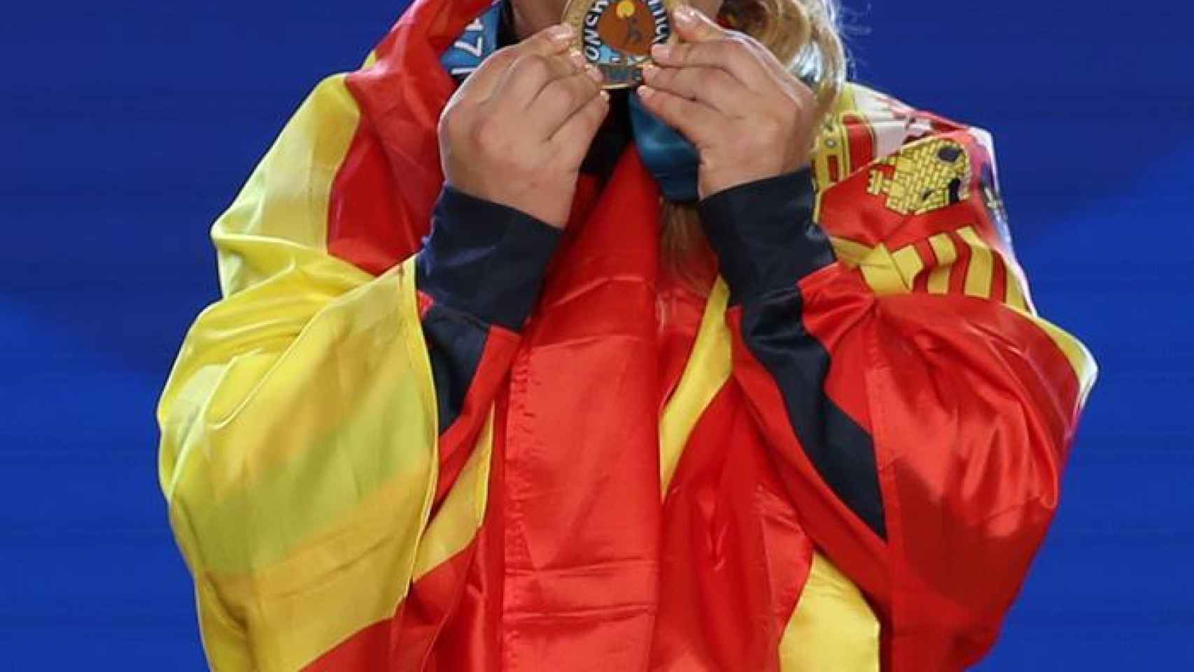 Lidia Valentín besa sus medallas.