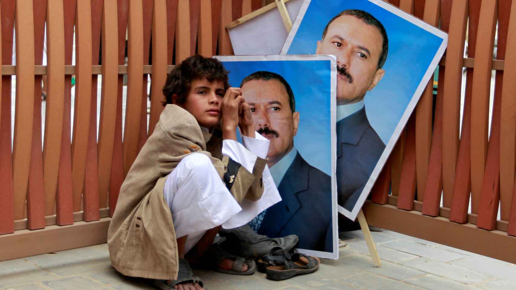 Un niño junto a retratos del expresidente yemení Ali Abdullah Saleh.