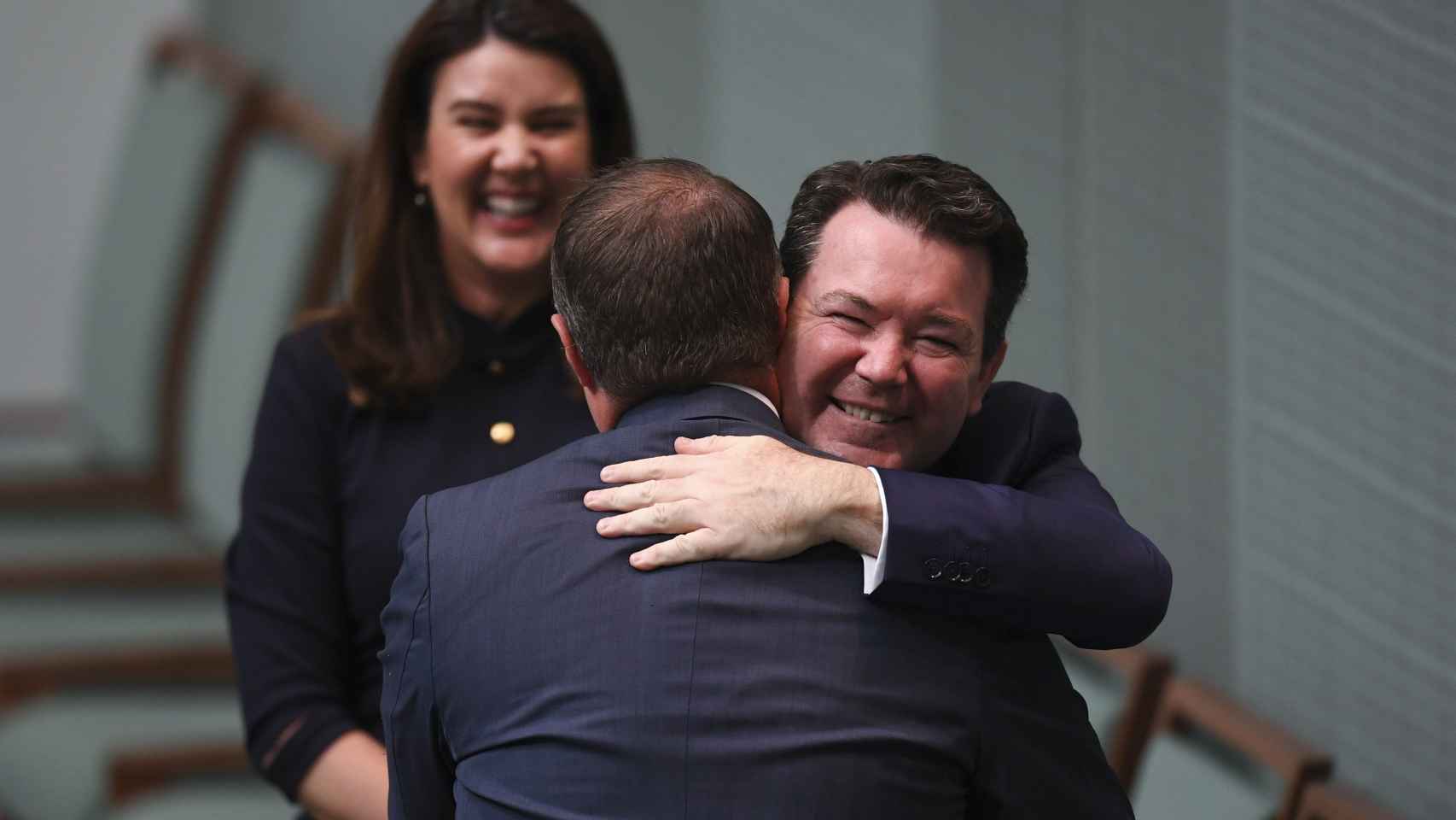Tom Wilson es felicitado después de compromoterse por un senador