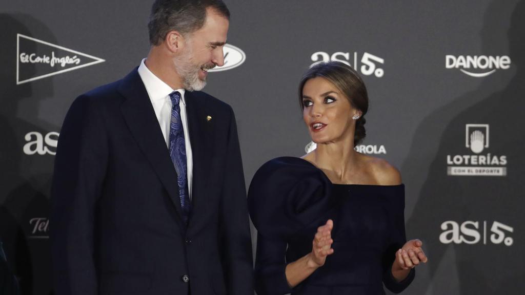 Los reyes conversan durante la gala.