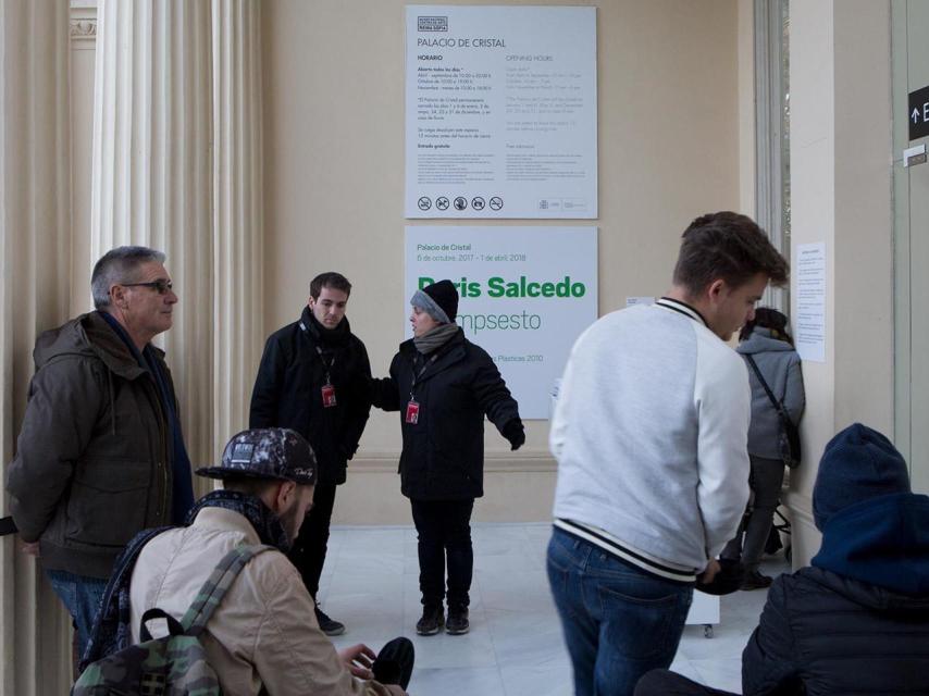 Dos informadores abrigados, trabajando en la calle.