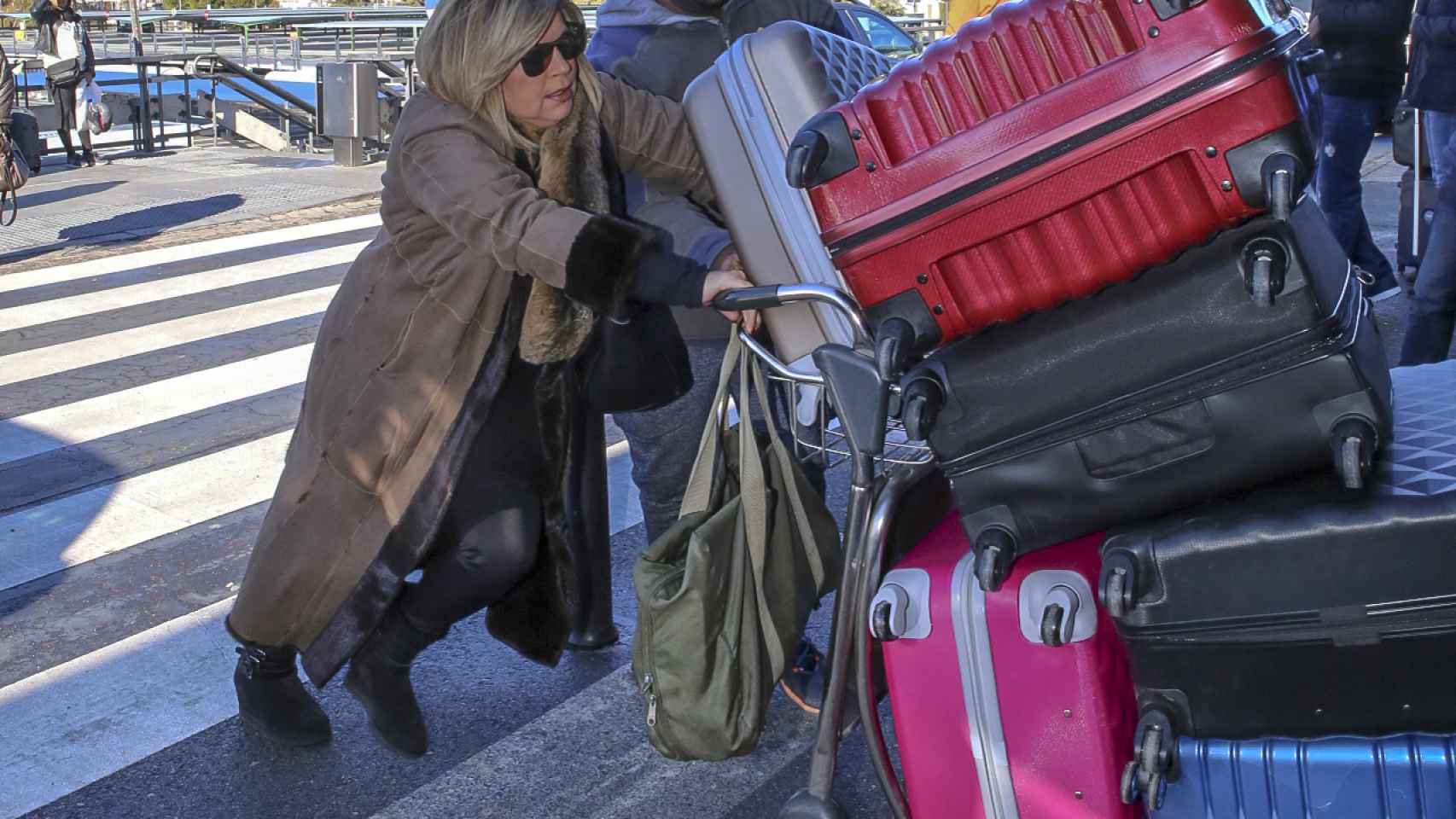 Terelu Campos tirando del equipaje.