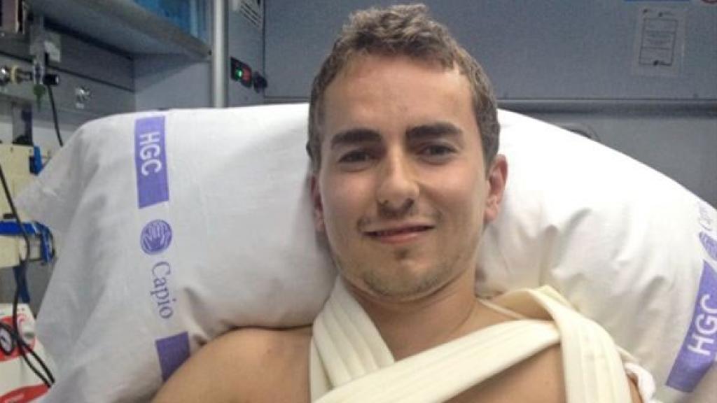 Jorge Lorenzo tras una operación de clavícula en 2013.