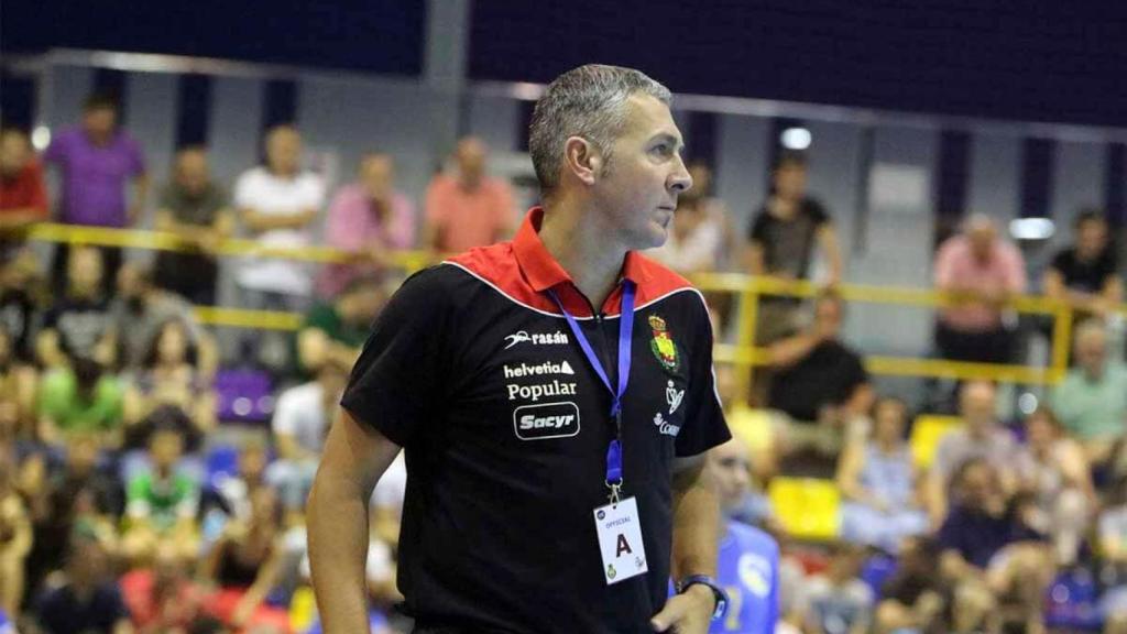 Carlos Viver, seleccionador español de balonmano femenino.