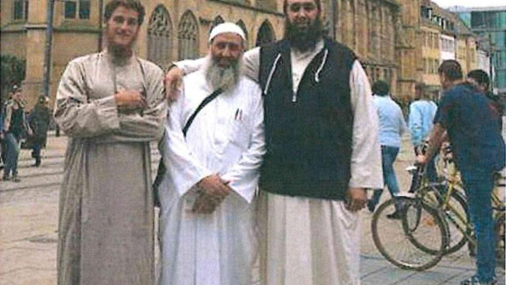 Sashaa junto al joven (a la izquierda de la imagen) al que matriculó en un colegio de élite.