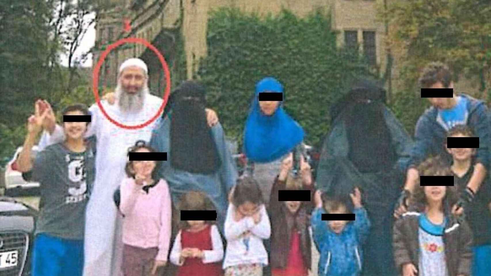 El imán detenido y parte de su familia en una imagen intervenida por la Policía Nacional.