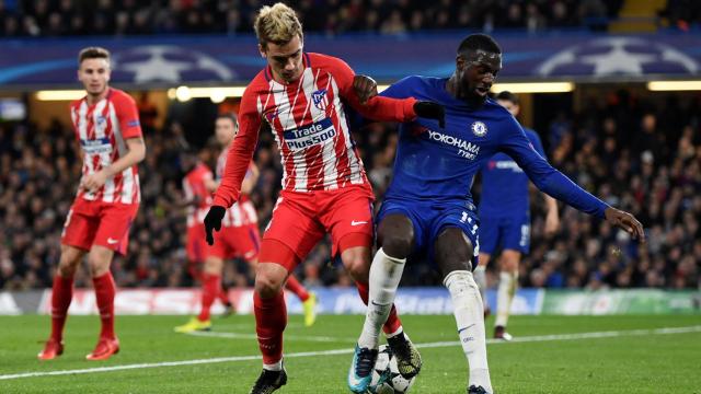 Griezmann pelea un balón con Bakayoko.