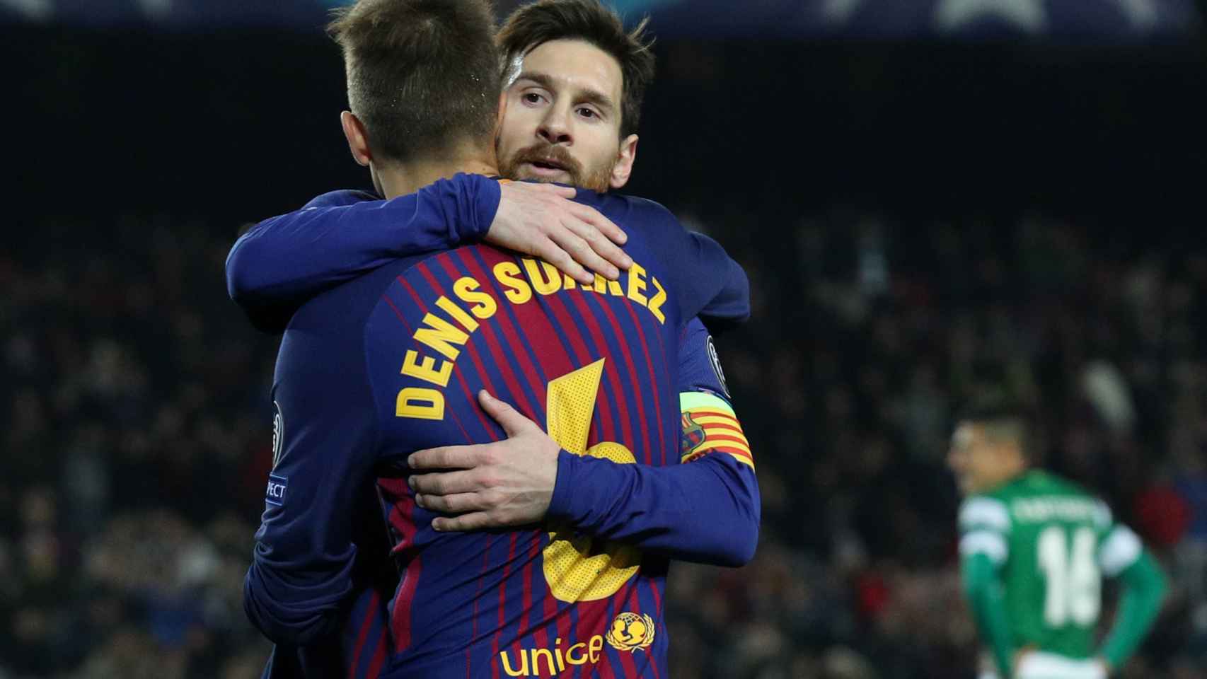 Messi y Denis Suárez celebran el gol en propia de Mathieu.