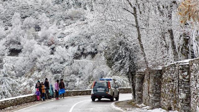 Un coche de la Guardia Civil circula por O Cebreiro, en la montaña de Lugo.