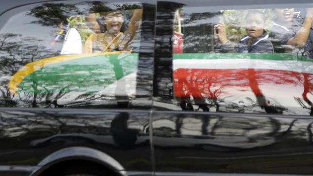 El féretro de Nelson Mandela en el interior del coche fúnebre.