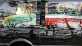 El féretro de Nelson Mandela en el interior del coche fúnebre.