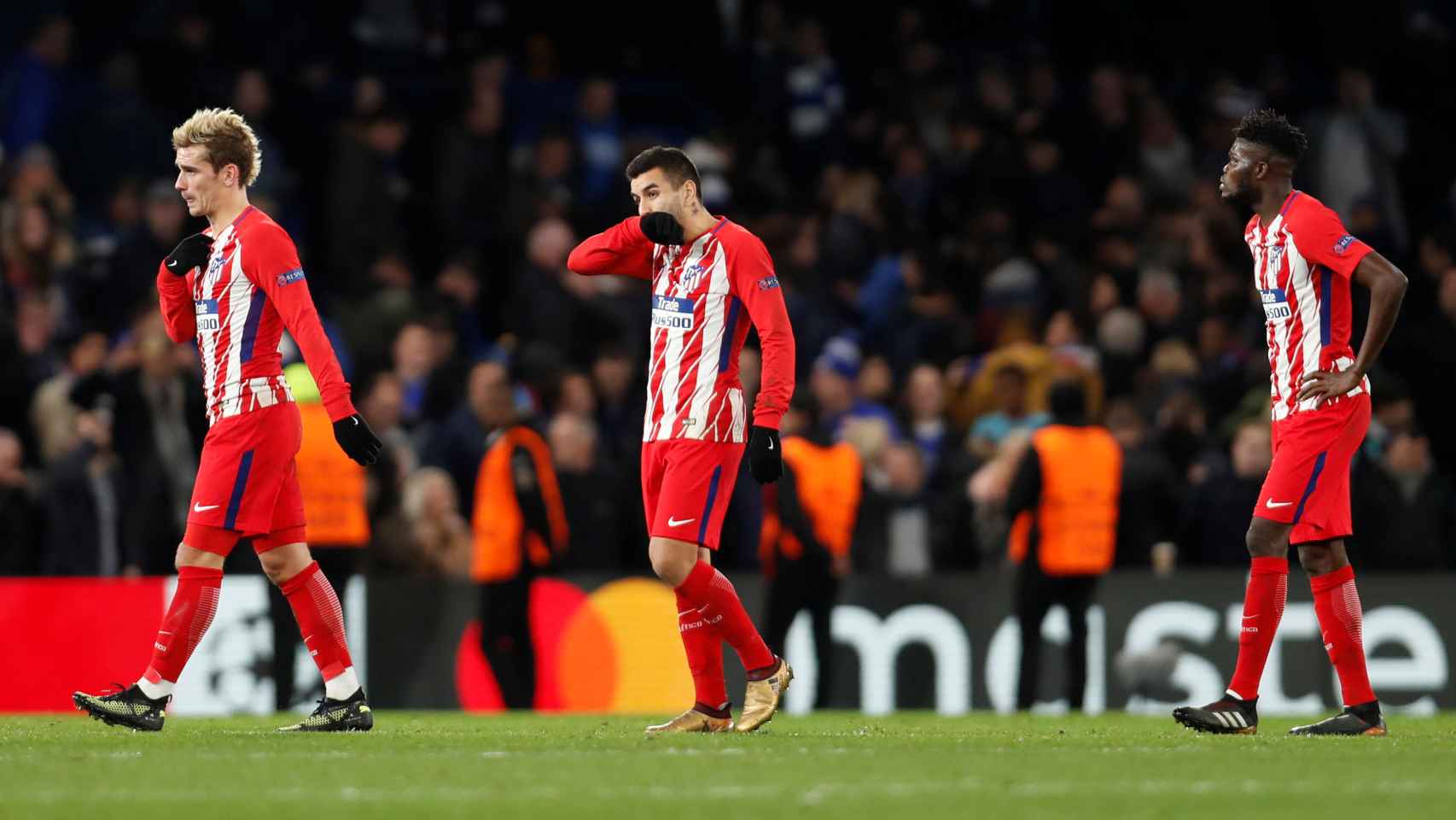 Griezmann, Torres y Correa, decepcionados tras el empate ante el Chelsea.