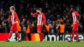 Griezmann, Torres y Correa, decepcionados tras el empate ante el Chelsea.