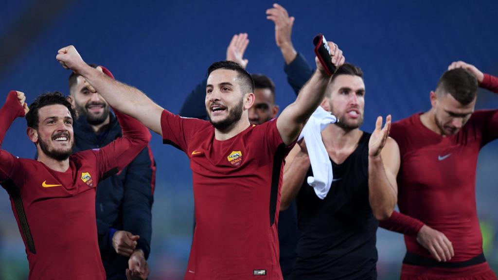Los jugadores de la Roma celebran su pase a octavos.