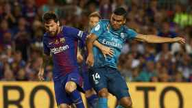 Messi y Casemiro pelean por una pelota durante pretemporada.