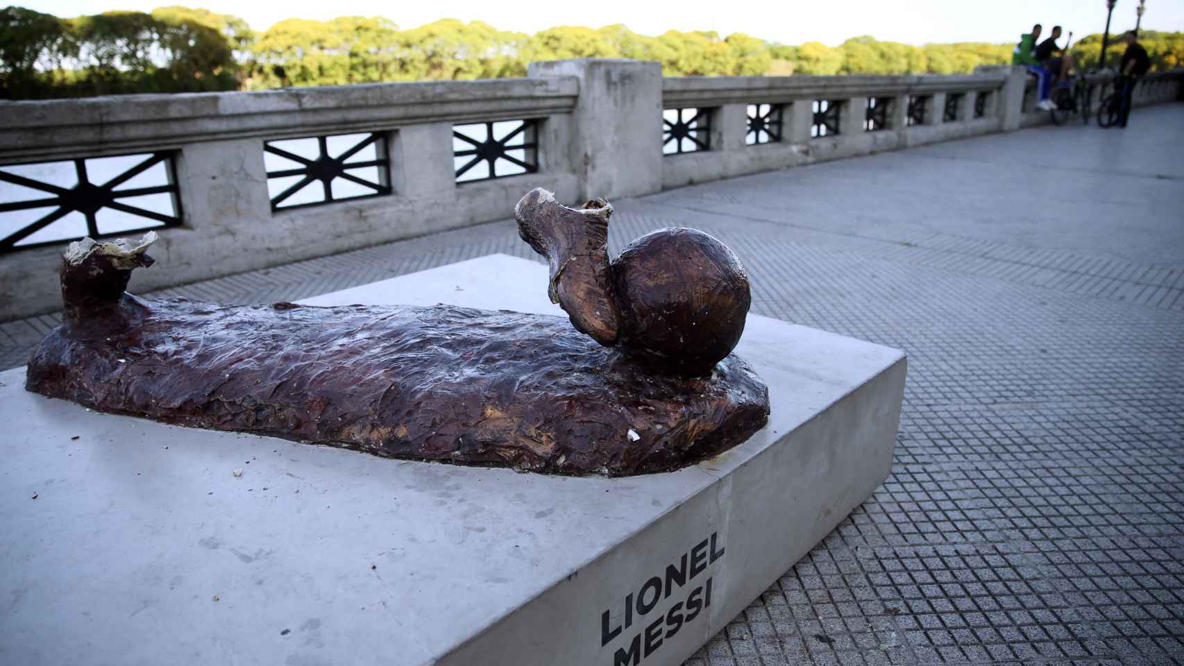 La estatua de Messi, destrozada.