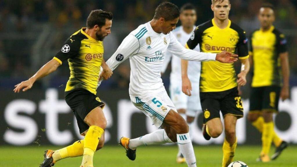 Varane durante el partido ante el Dortmund. Foto: Twitter (@raphaelvarane)