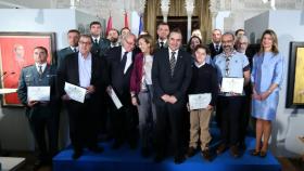 Gregorio junto a los premiados. Foto: Óscar Huertas