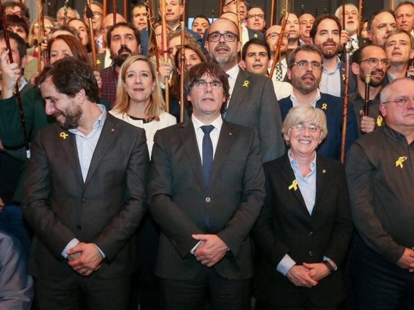 Puigdemont y los exconsejeros fugados, con los alcaldes que fueron a verles a Bélgica.