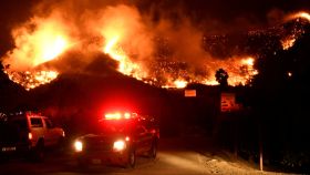 Los equipos de emergencias luchan contra las llamas en el condado de Ventura, en California.