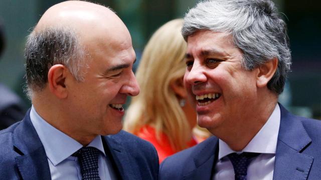 El comisario Moscovici conversa con el nuevo presidente del Eurogrupo, Mário Centeno