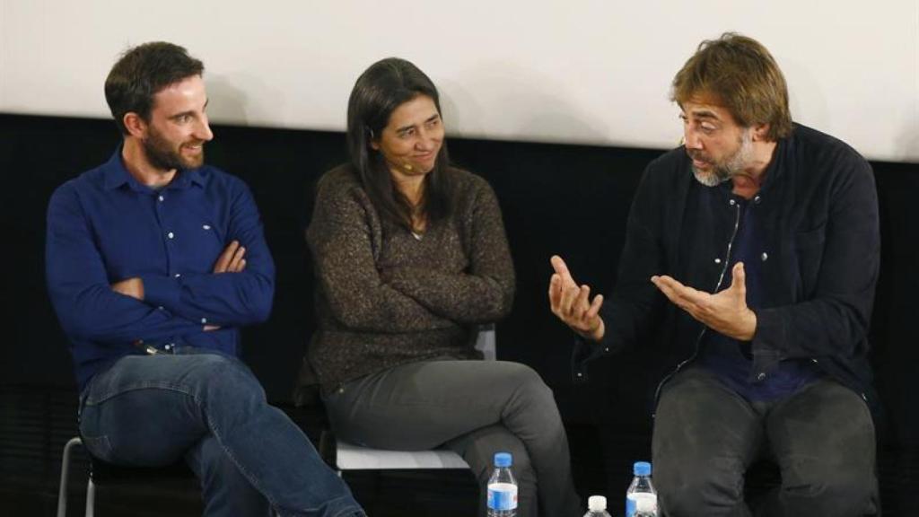 Dani Rovira, Paula Farias y Javier Bardem en la Academia.