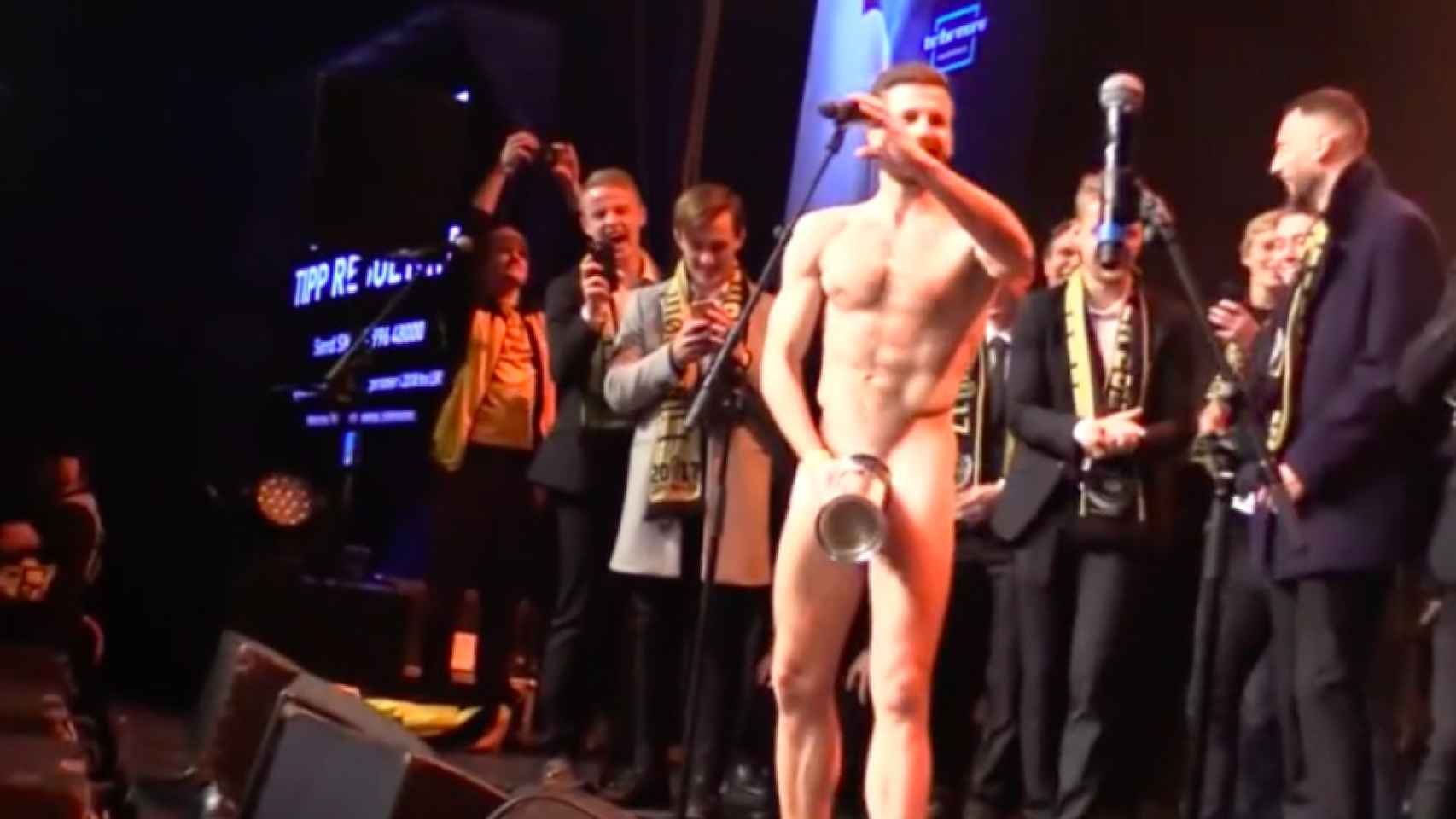 Aleksander Melgalvis Andreassen, celebrando desnudo la victoria.