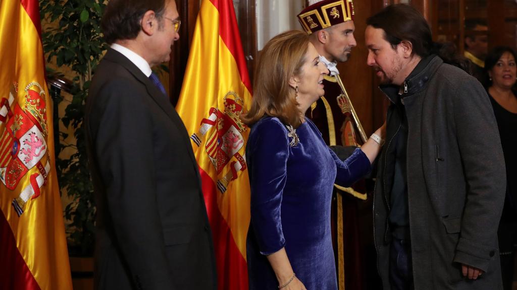 Pablo Iglesias junto al modelo que luce su mismo abrigo.