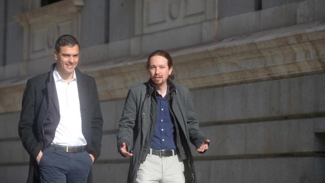 Pablo Iglesias junto a Pedro Sánchez en 2016.