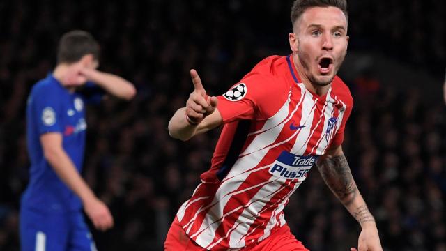 Saúl celebra su gol en Stamord Bridge.