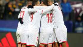 Los jugadores del Sevilla celebran el gol de Ganso.