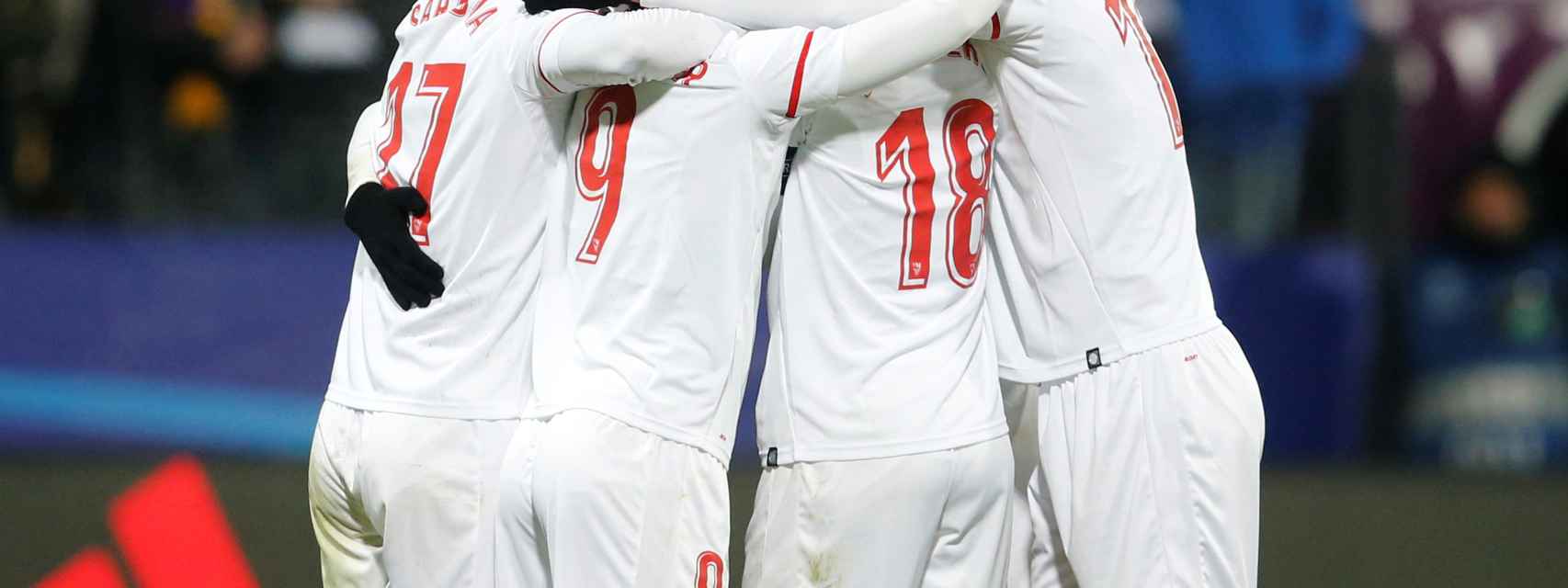Los jugadores del Sevilla celebran el gol de Ganso.
