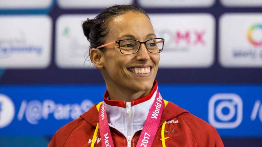 Teresa Perales, tras recoger su medalla de oro.