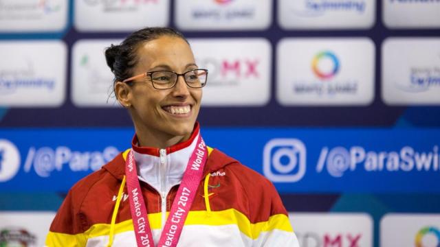 Teresa Perales, tras recoger su medalla de oro.