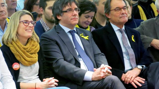 Puigdemont, entre Artur Mas y Elsa Artadi, jefa de campaña, este miércoles en Bruselas.