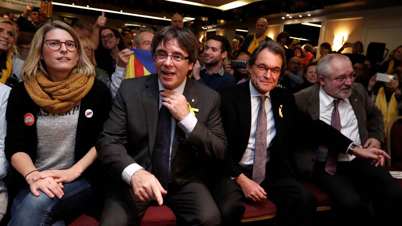En el centro de la imagen Carles Puigdemont junto a Artur Mas en el mitin celebrado en Bruselas.