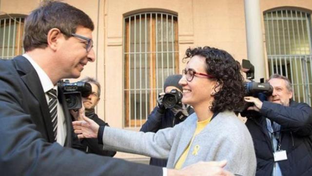 Carles Mundó, liberado bajo fianza, a su llegada a un acto de campaña de ERC en la prisión Modelo, junto a la secretaria general del partido Marta Rovira.