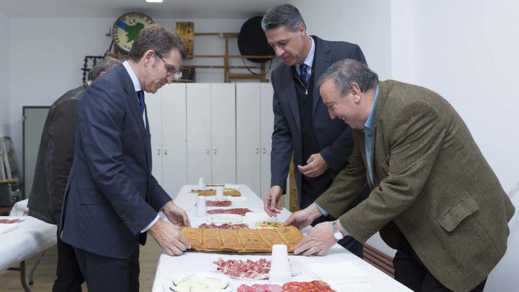 Feijóo y Albiol, cogiendo energías antes del mitin.