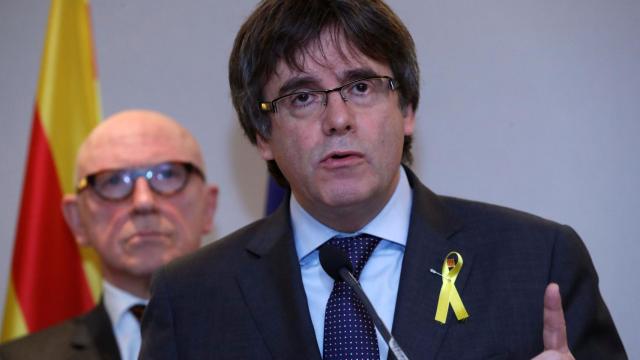 Puidemont y su abogado Paul Bekaert, durante la rueda de prensa