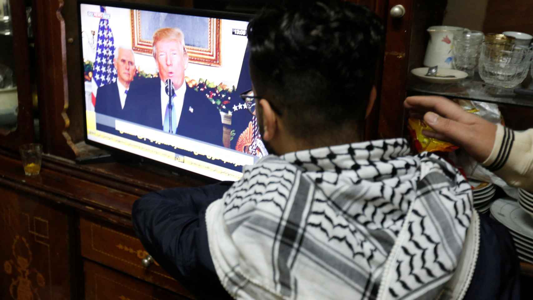 Un refugiado palestino sigue en Amán el discurso de Trump reconociendo a Jerusalén como capital de Israel.
