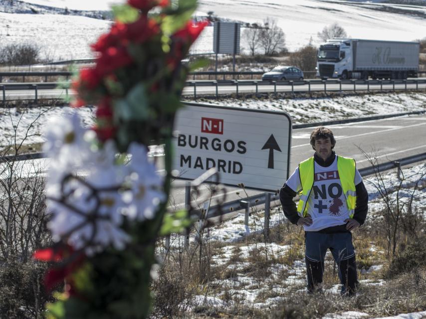 Rafael Solaguren-Beascoa, en la salida de Fresno, junto a una cruz de flores que recuerda a un fallecido.