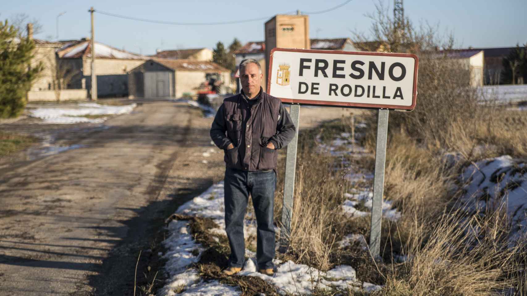 Fernando Núñez Ruiz, alcalde de Fresno de Rodilla, a las puertas del municipio.