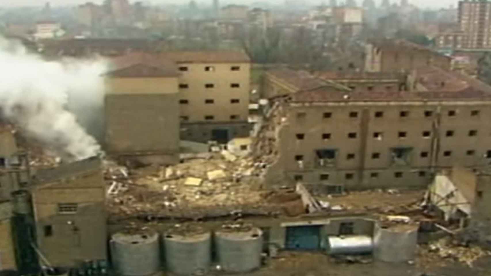 Estado en el que quedó la casa cuartel de Zaragoza minutos después de la explosión.