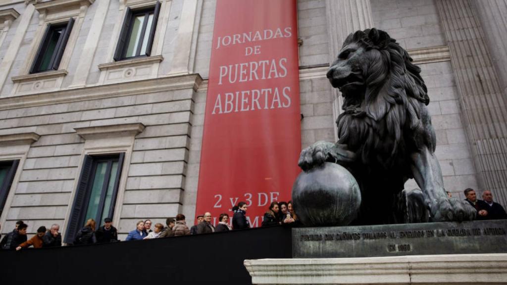 Cola para entrar al Congreso de los Diputados el día de puertas abiertas.