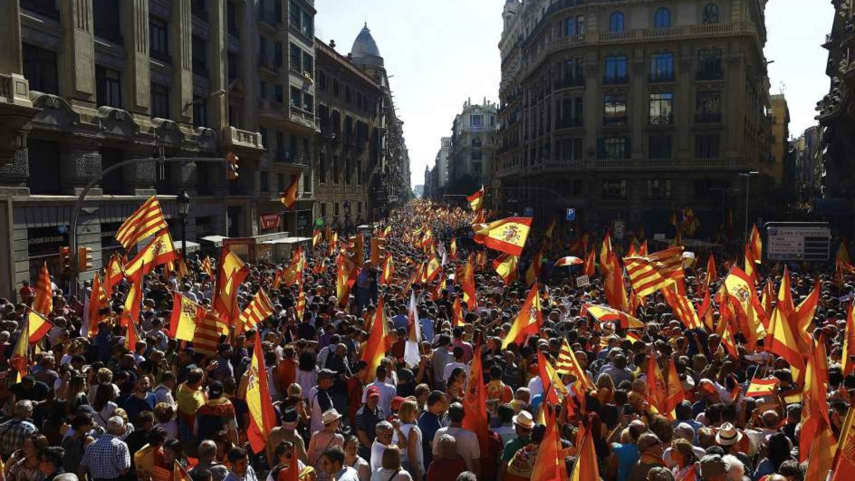 Masiva manifestación a favor de la unidad de España el 8 de octubre del 2017 en Barcelona.