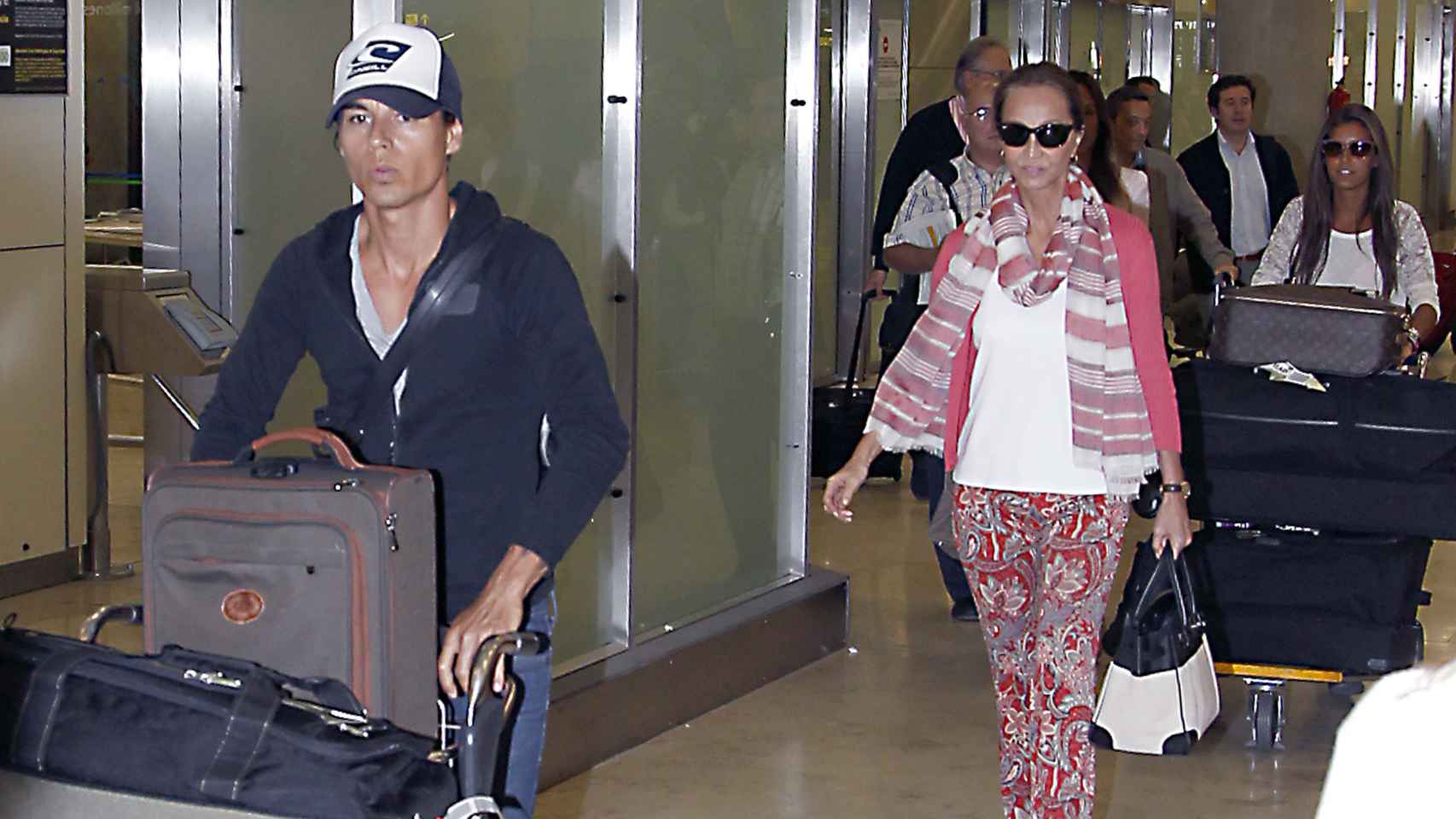 Julio Iglesias Jr junto a Isabel Preysler en un aeropuerto.